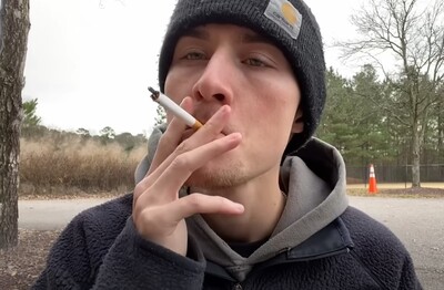 Лечение зависимости от табакокурения в Балашихе Мужчина с сигаретой делает затяжку