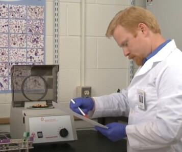 Клиника лечения наркозависимости в Балашихе Врач в кабинете клиники