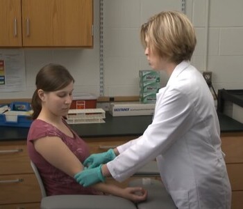 Лечение зависимости от аптечных препаратов в Балашихе Врач делает инъекцию пациентке